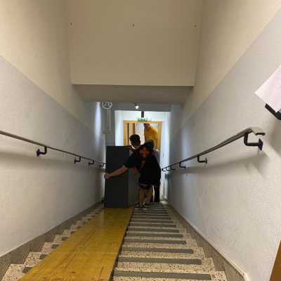 -Umzug &uuml;ber die schmale Treppe im Haus der Schreinergasse 6